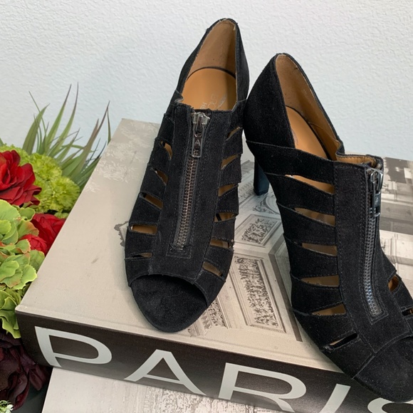 Aerosoles Heel-rest - Black Bootie. In a faux suede with a zipper in the front - Picture 6 of 6